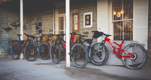 How to Choose a Mountain Bike? Multiple MTBs parked at cafe