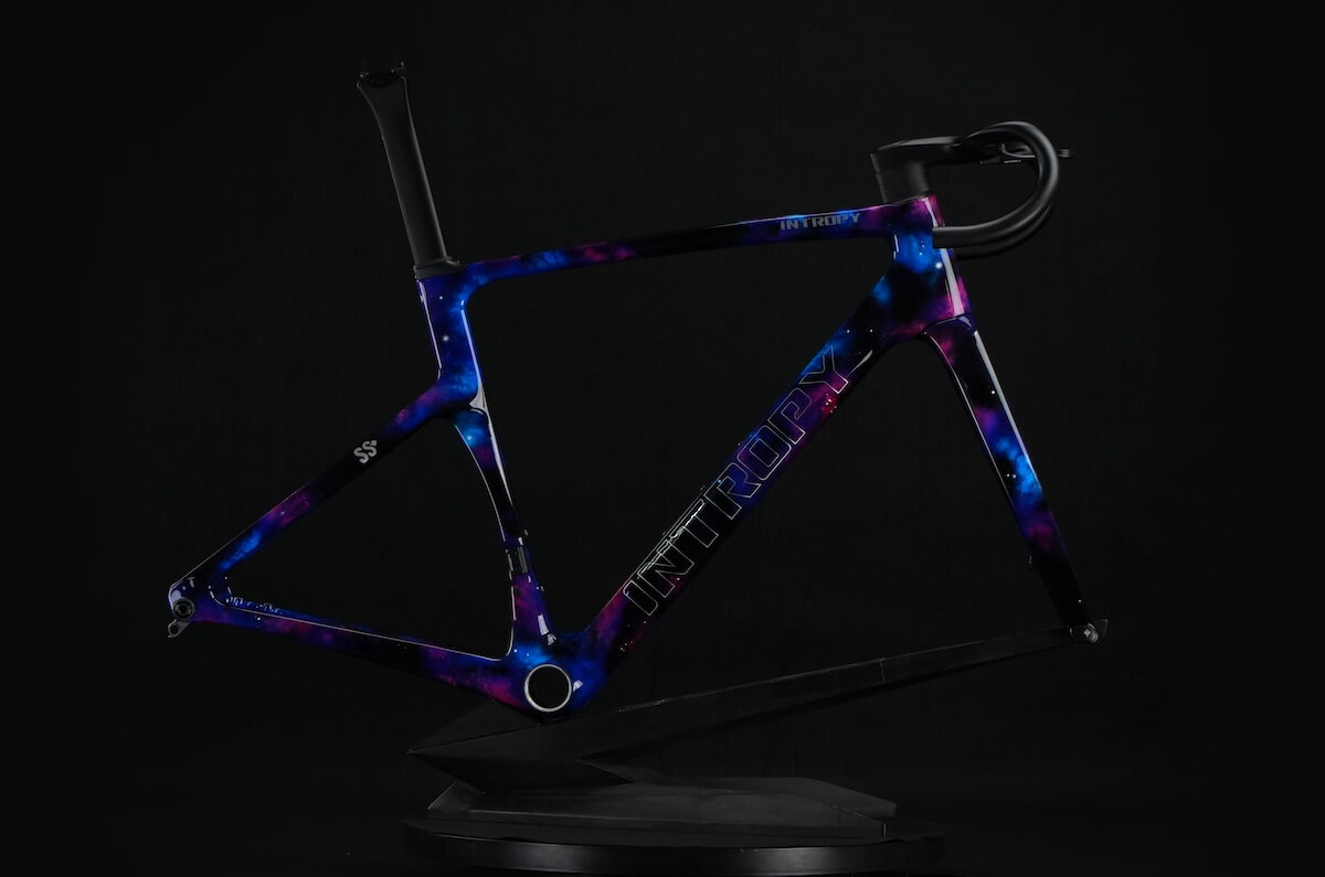 Incolor Intropy Speedster frameset on a black background.