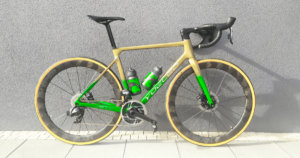 YOELEO R11 frameset review: Golden/green R11 with Lún HYPER wheels and SRAM RED groupset