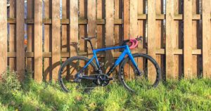 YOELEO R21 Review: Complete Bike Build on a Garden in front of a wooden fence