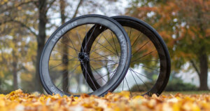 Lún Winspace HYPER review: Both wheels leaned against each other in the park during autumn.