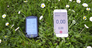 Bike computer vs. smartphone: Garmin Edge 1030 Plus vs. iPhone 6s in the grass