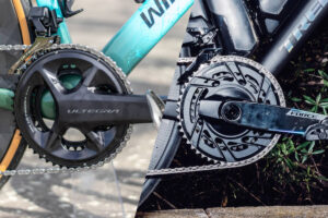 Shimano Ultegra Di2 groupset (left side) vs. SRAM Force eTap AXS groupset (right side).