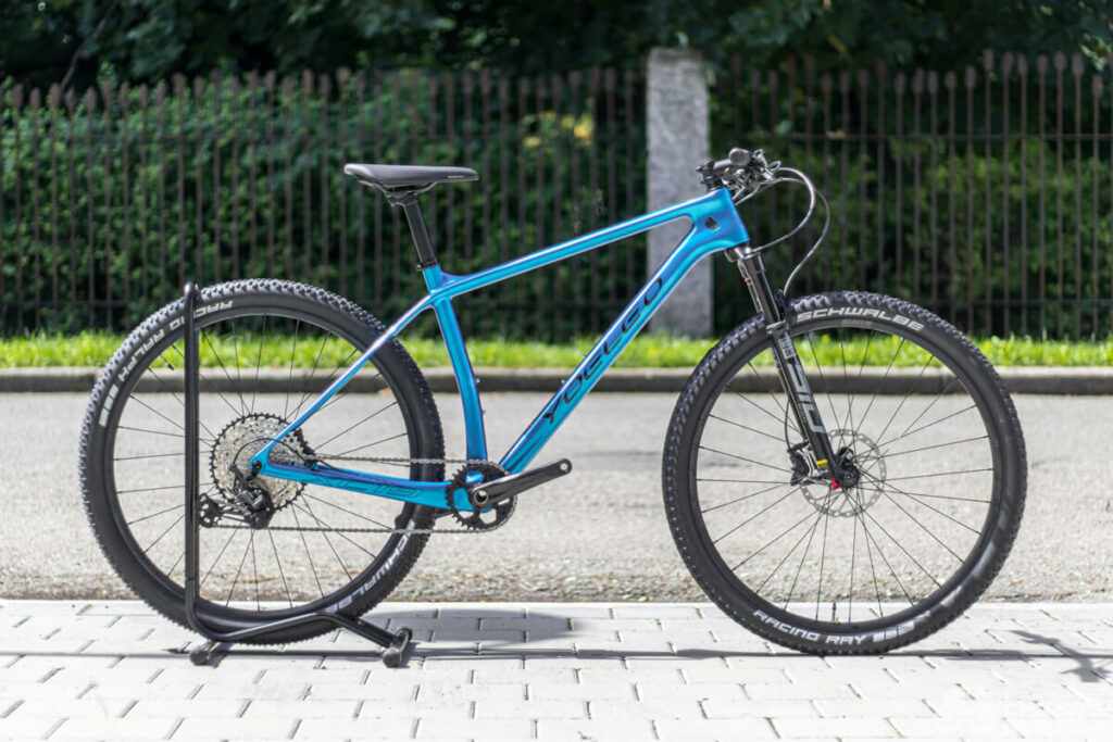 YOELEO XC19 mountain bike in a bike stand.