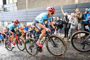 Best Road Bike Wheels: Remco Evenepoel riding his black S-Works SL7 bike with Roval carbon wheels during World CHampionships. Source: Sirotti (edited)