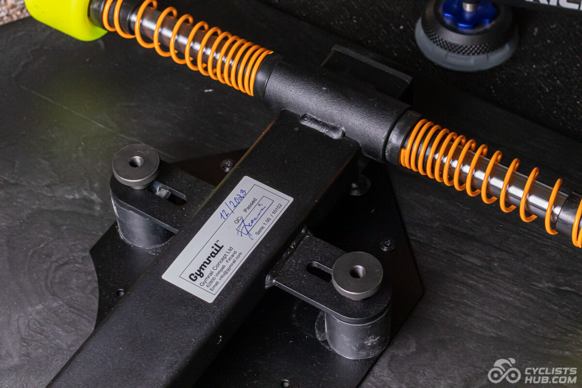 Detail on the rubber dampers and orange (medium) springs.