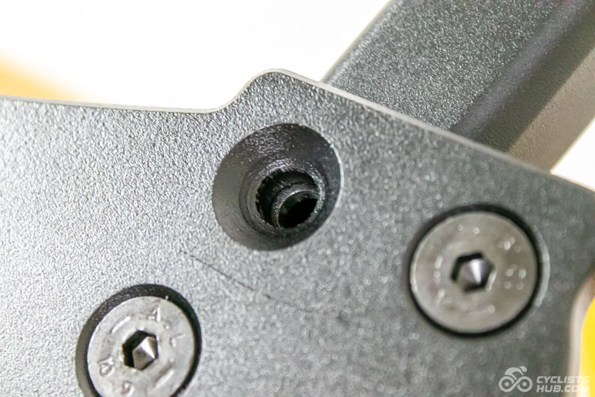 Detail on the missing thread inside the Momentum X1 leg.