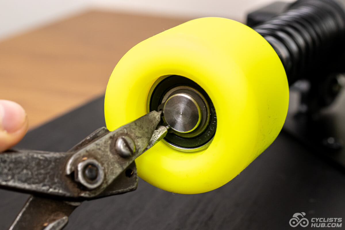 Detail on seeger pliers when removing the seeger ring.