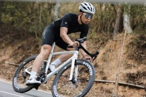 Lún HYPER 3.0 introduced: A man riding Winspace Agile with HYPER 3.0 wheels.