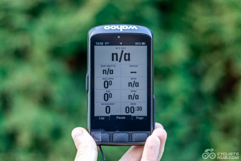 Přehled Wahoo ELEMNT Ace: Já držím Wahoo ELEMNT Ace v ruce.