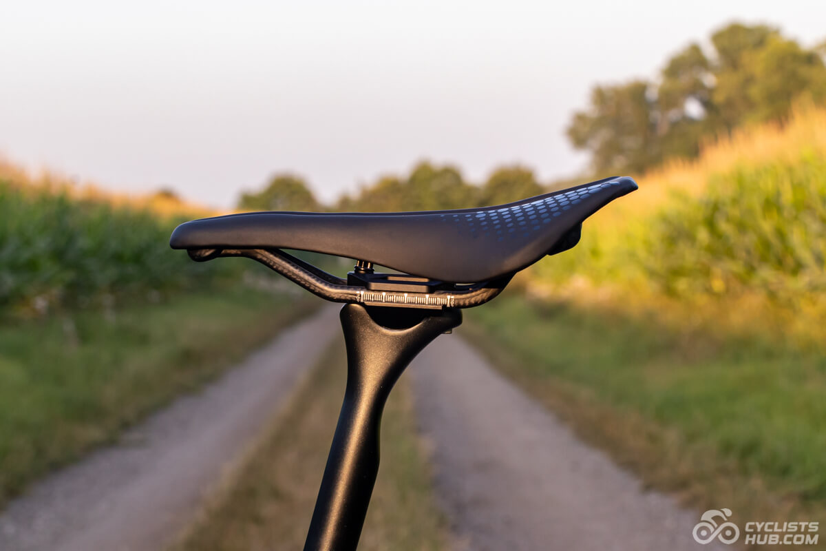 YOELEO G21 Altera saddle and rounded seatpost detail.