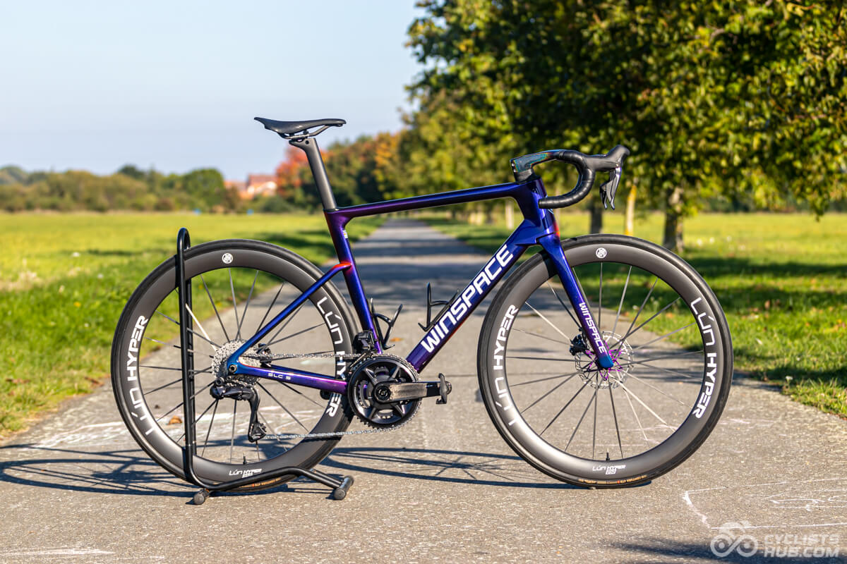 Winspace SLC5 review: Winspace SLC5 with Lรบn HYPER 5 wheels and Shimano Ultegra Di2 groupset with Elilee X310 cranks on a bike path.