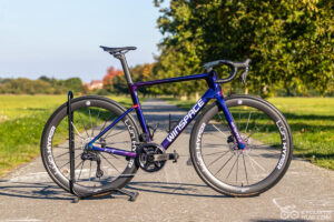 Winspace SLC5 review: Winspace SLC5 with Lún HYPER 5 wheels and Shimano Ultegra Di2 groupset with Elilee X310 cranks on a bike path.