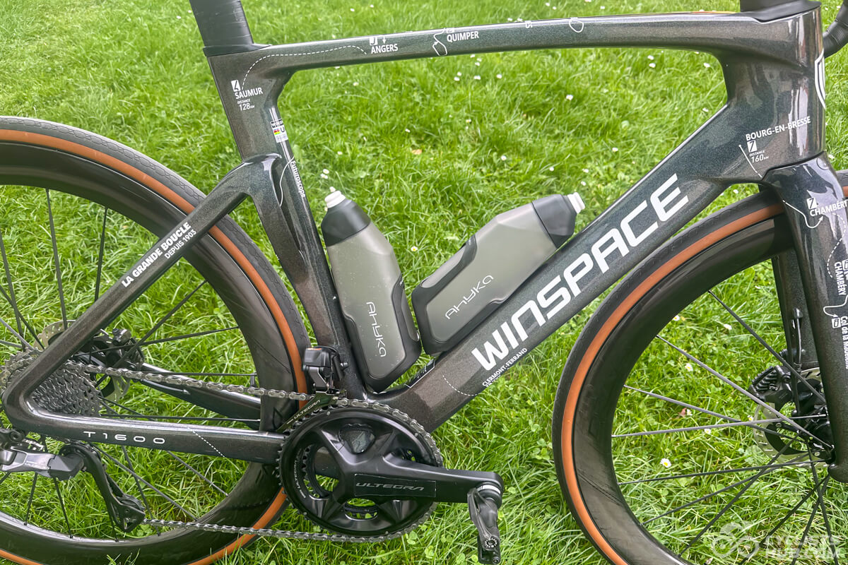 Ahyka aero bottles review: Ahyka bottles in Winspace T1600 aero bike.