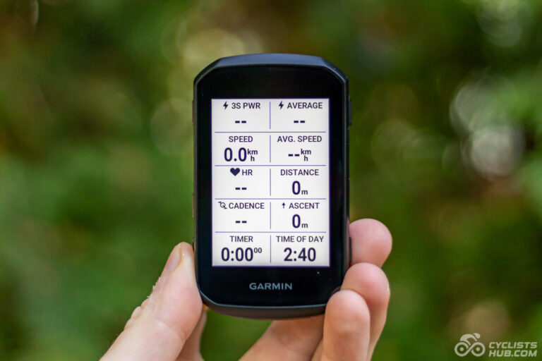 Recenze Garmin Edge 850: Já držící Garmin Edge 850, ukazující jeho přední stranu.