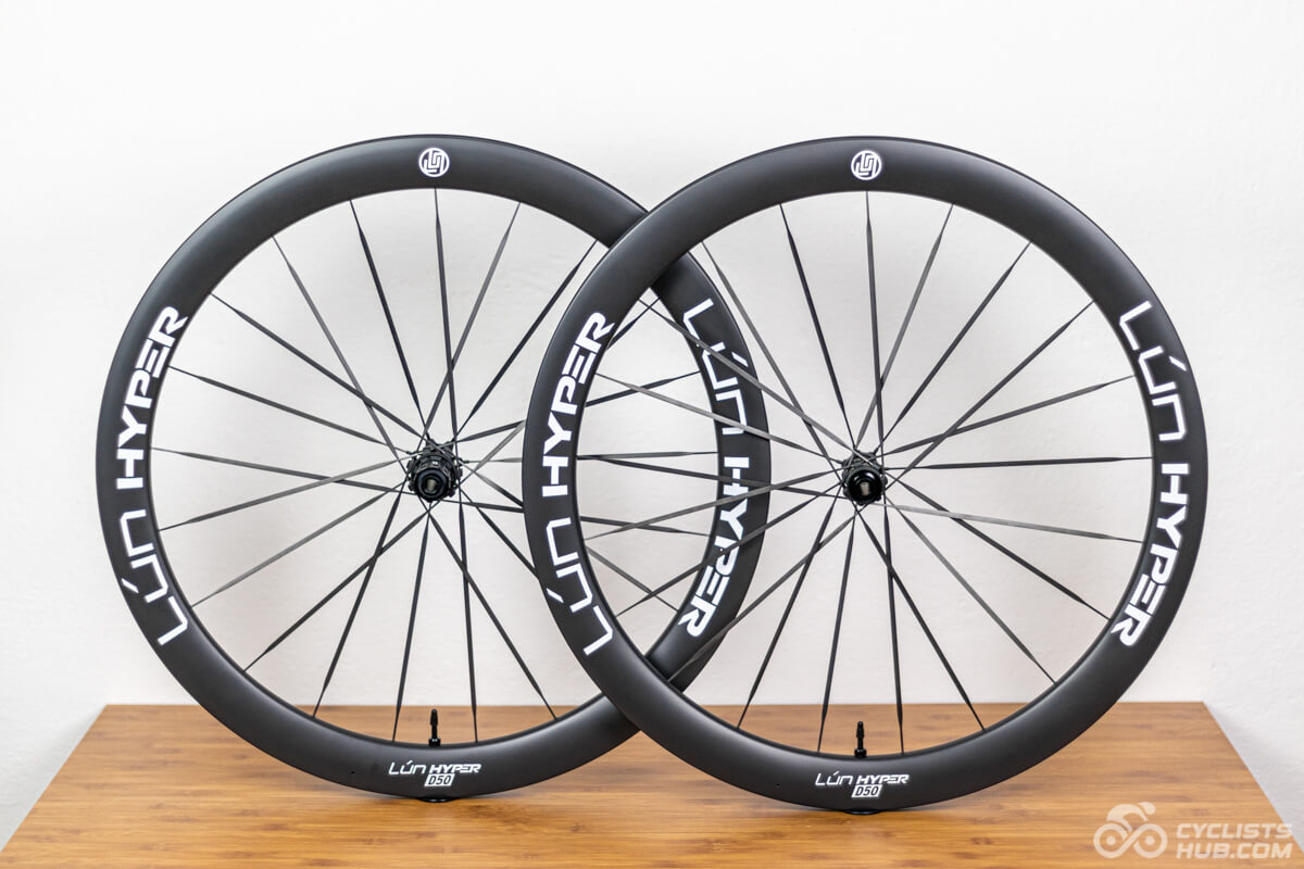 Lún HYPER 5 D50 wheels on a wooden table.