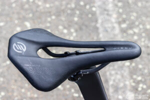 Mixed 5D saddle review: 5D saddle mounted on the Winspace M6 road bike.