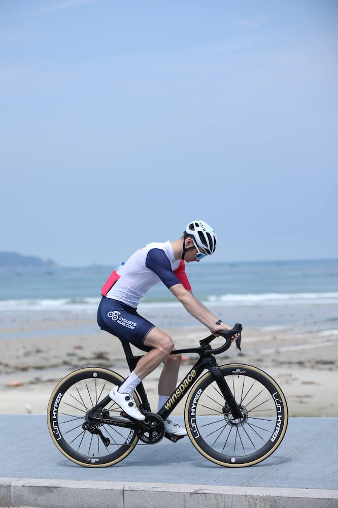 Petr Minarik trying the Winspace T1600 Ultra.