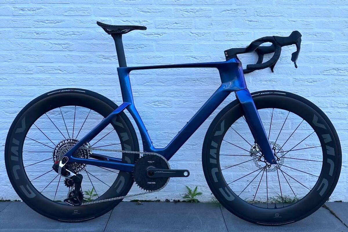 Built up XMCS VRT in blue color in front of a white wall (Source: XMCS Belgium).