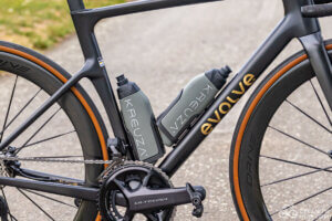 Kreuza Aero Slice bottles review: Slice bottles mounted on Evolve Cima.