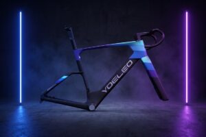 YOELEO Zen RS Aero Lightweight frame in a dark room with two neon lights.